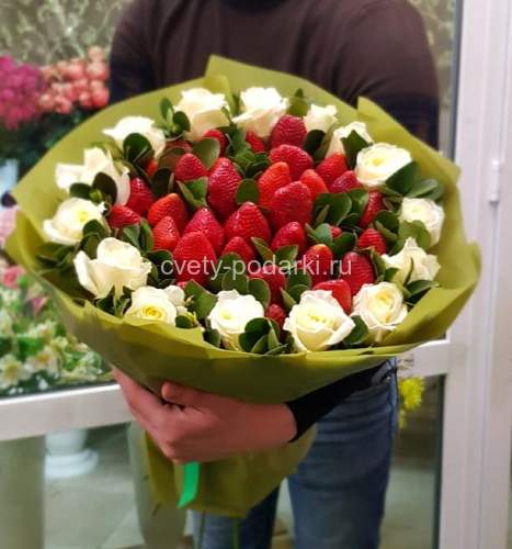 Букет Клубника в белых розах
