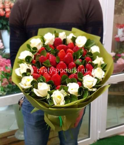 Букет Клубника в белых розах