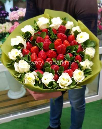 Букет Клубника в белых розах